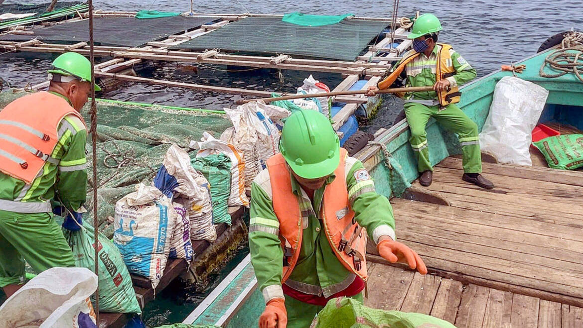 Thu gom rác thải trên biển, đảo: Cần giải pháp lâu dài